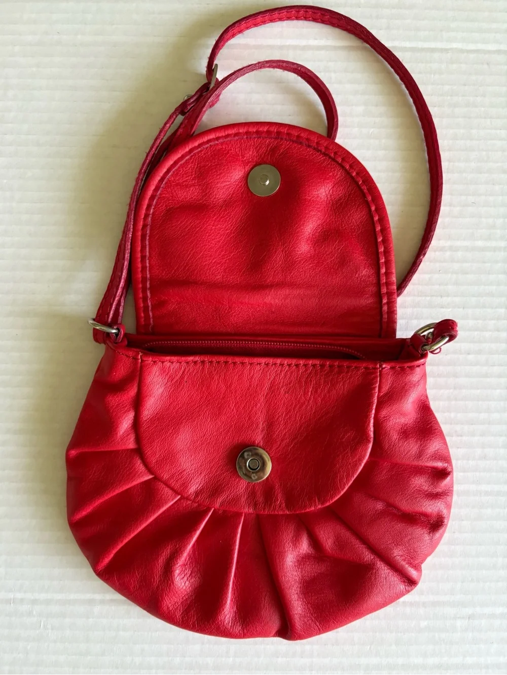 VERA PELLE Red Italian Leather Small Crossbody Bag Charming Round Shape Zipper